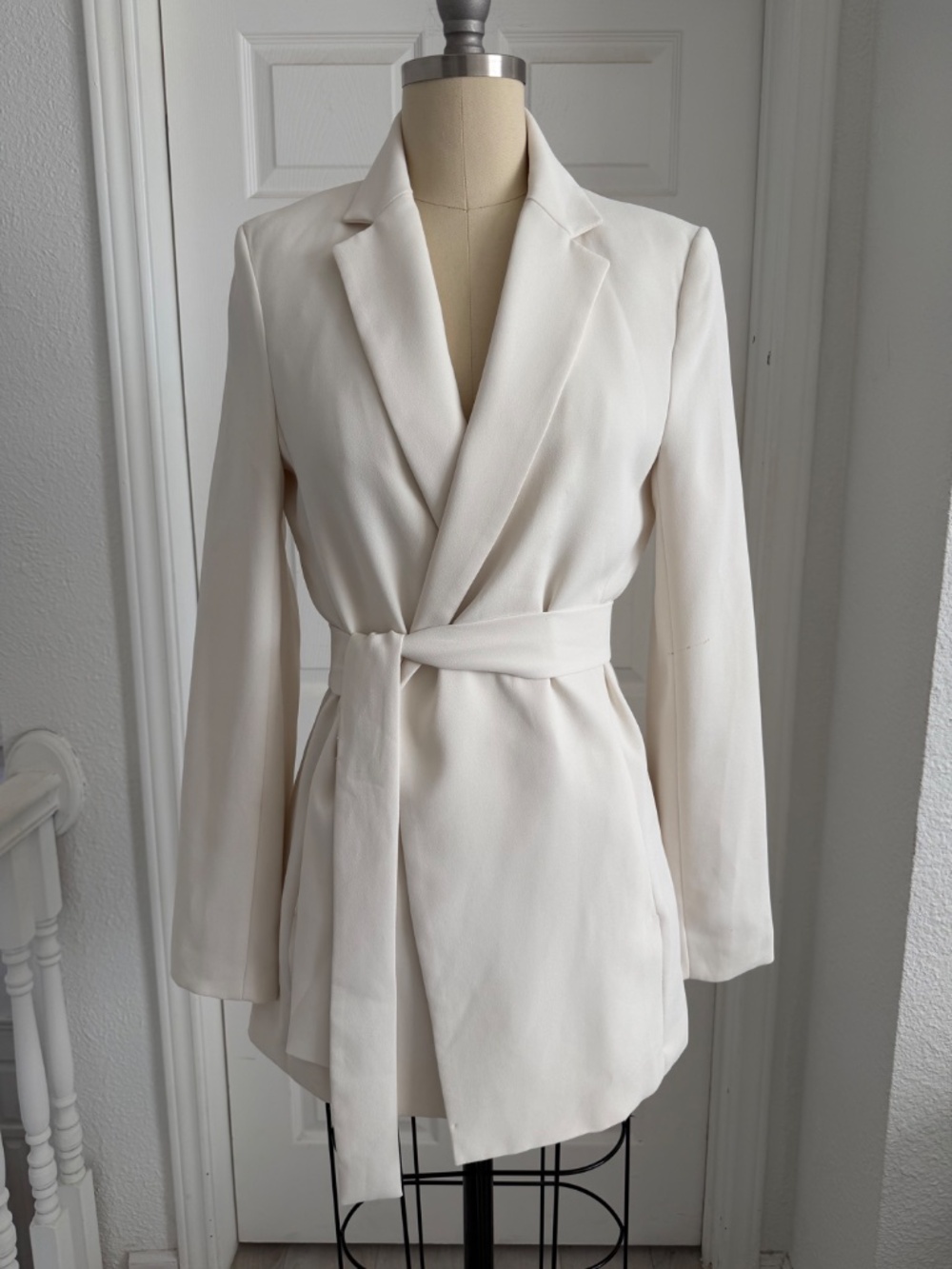 H&M Off-White Tie Waist Blazer - Picture 2 of 11